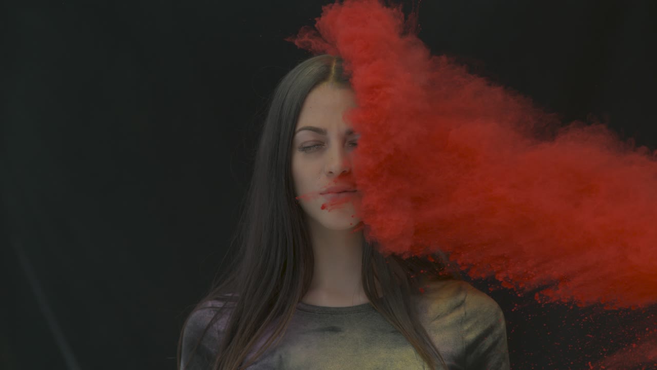 chica en color explosión de polvo en cámara lenta