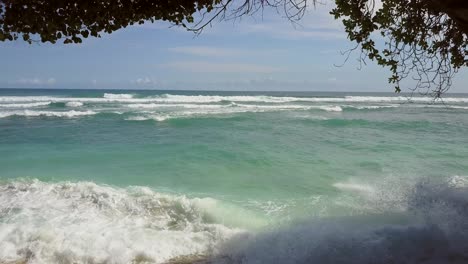 El-Templo-Y-El-Spot-De-Surf-Green-Bowl-Beach-En-El-Sur-De-Bali