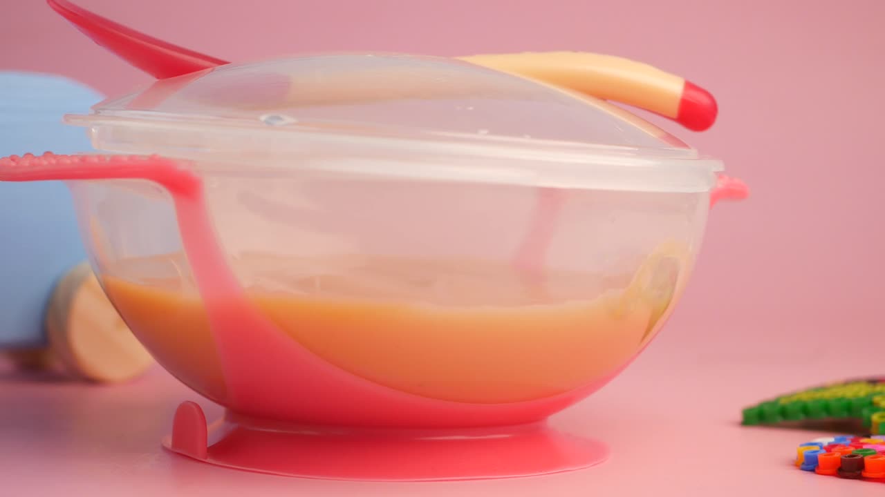 cuenco y cuchara de comida para bebés