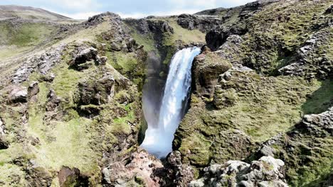 Islandia:-Sumérgete-En-El-Espectacular-Encanto-De-La-Cascada-Skógafoss-Mientras-Te-Embarcas-En-Una-Caminata-Islandesa