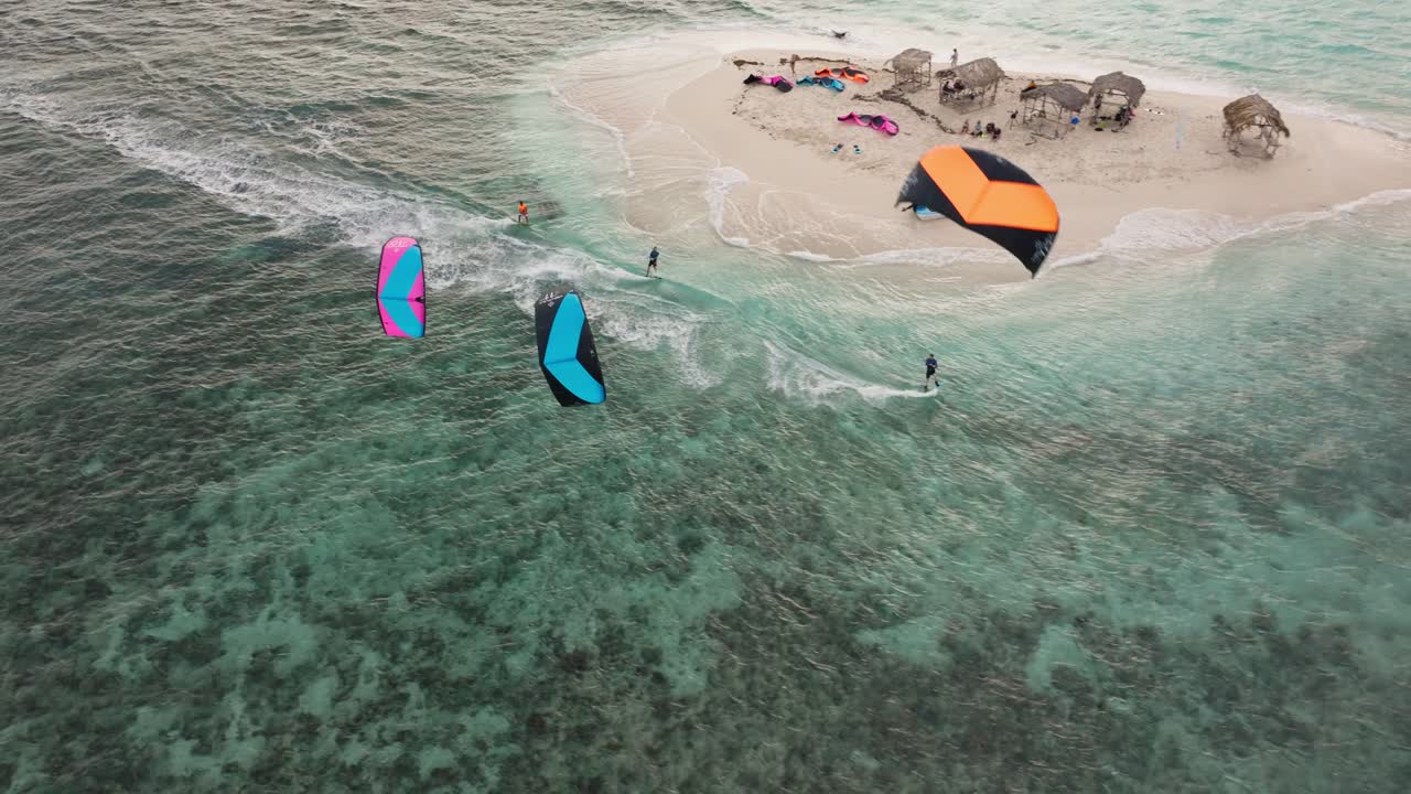 열대 섬 에서 카이트 보드 를 타는 모험