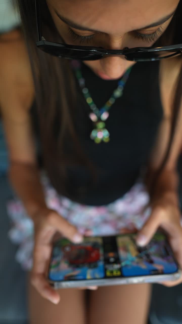 niña jugando a un juego móvil.