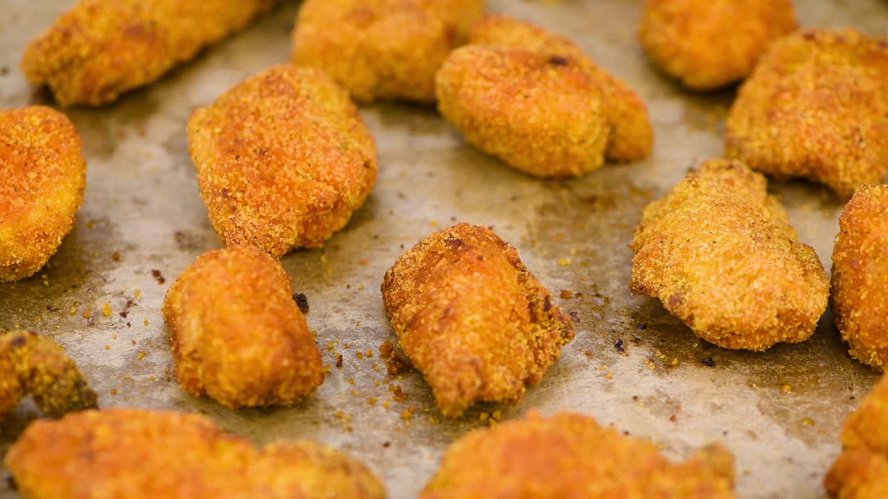nuggets de pollo crujientes en un plato giratorio (con bucle sin costuras)