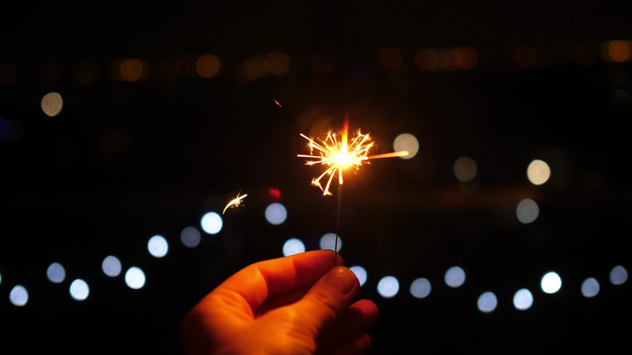 어두운 배경에서 밤에 반이는 크리스마스 조명