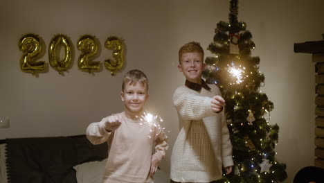 celebración de la víspera de año nuevo en la sala de estar.