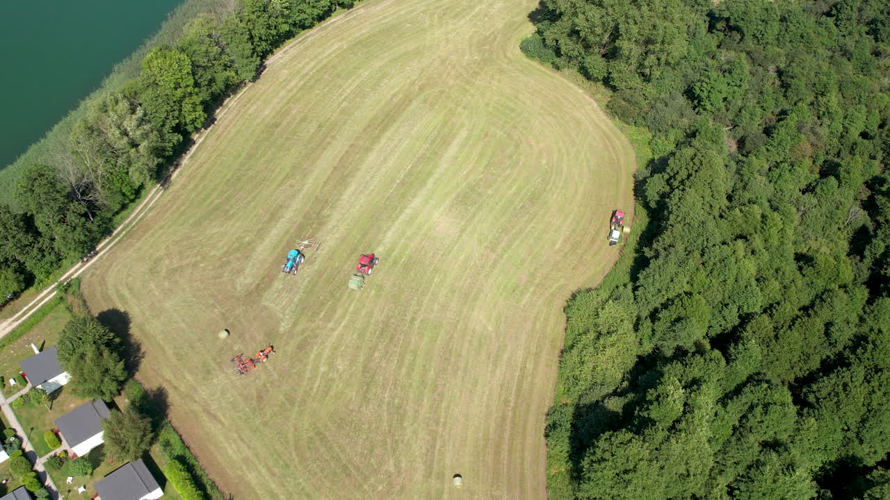 건초 공중 하향식 보기를 수집하는 트랙터, 건초를 베일에 포장, 가을에 농업 분야에서 작업 기계