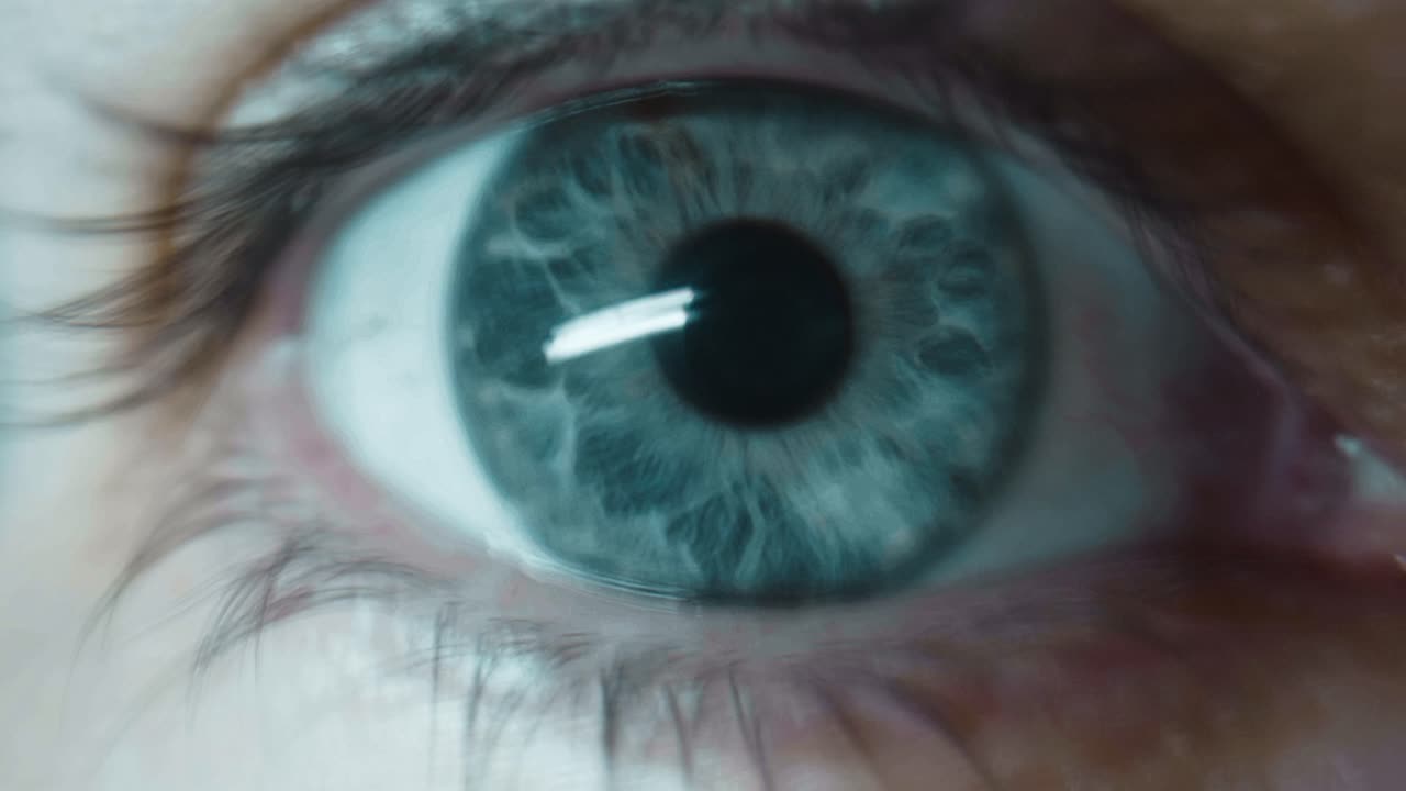 푸른 눈의 불안정한 클로즈업 뷰, 어지러움이나 중독의 감각