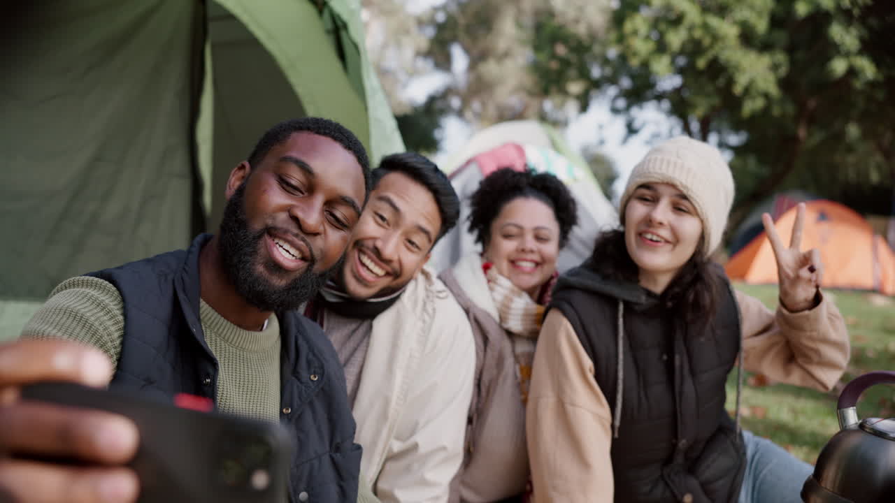 camping, selfie y amigos con la paz