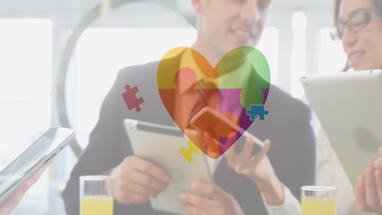 animación de piezas de rompecabezas coloridas y texto de autismo sobre personas de negocios que usan dispositivos digitales