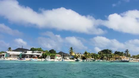 Pov-Viendo-Pueblo-Pesquero-Caribeño-Navegando-En-Barco