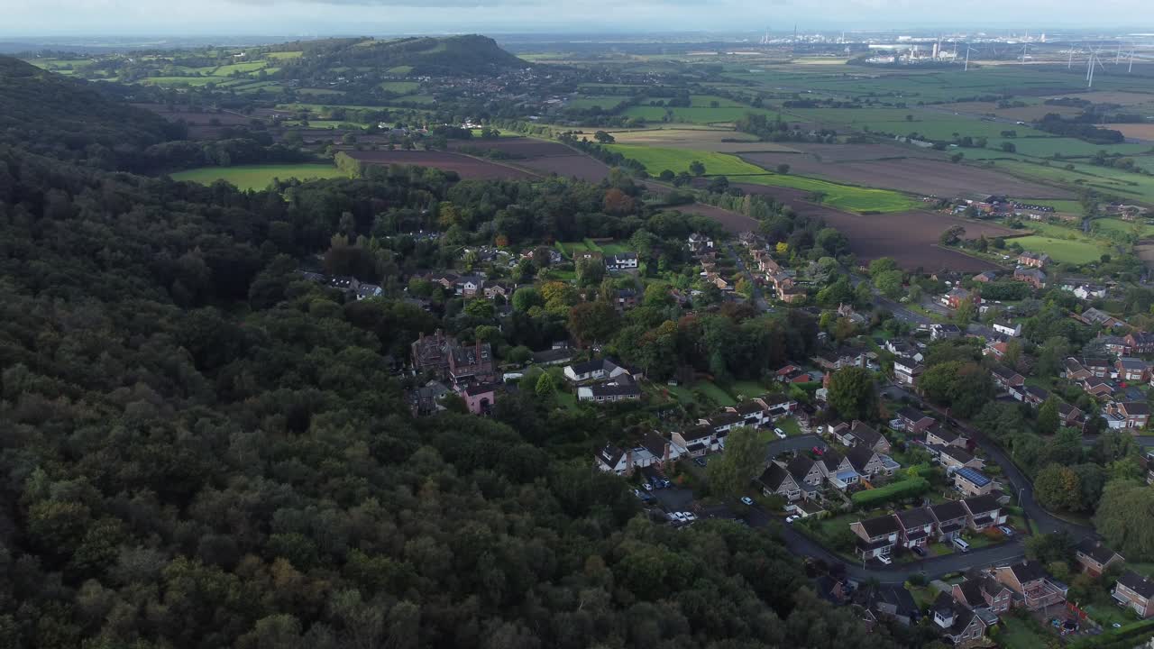 Flygvy ovanför Cheshire, norra England, med utsikt över Snowdona, norra Wales, vidsträckta landsbygd, långsam vänstersväng