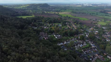 vista aérea por encima del punto de vista de cheshire, inglaterra del norte, a través de snowdonia, gales del norte, vasta campiña, órbita izquierda lenta