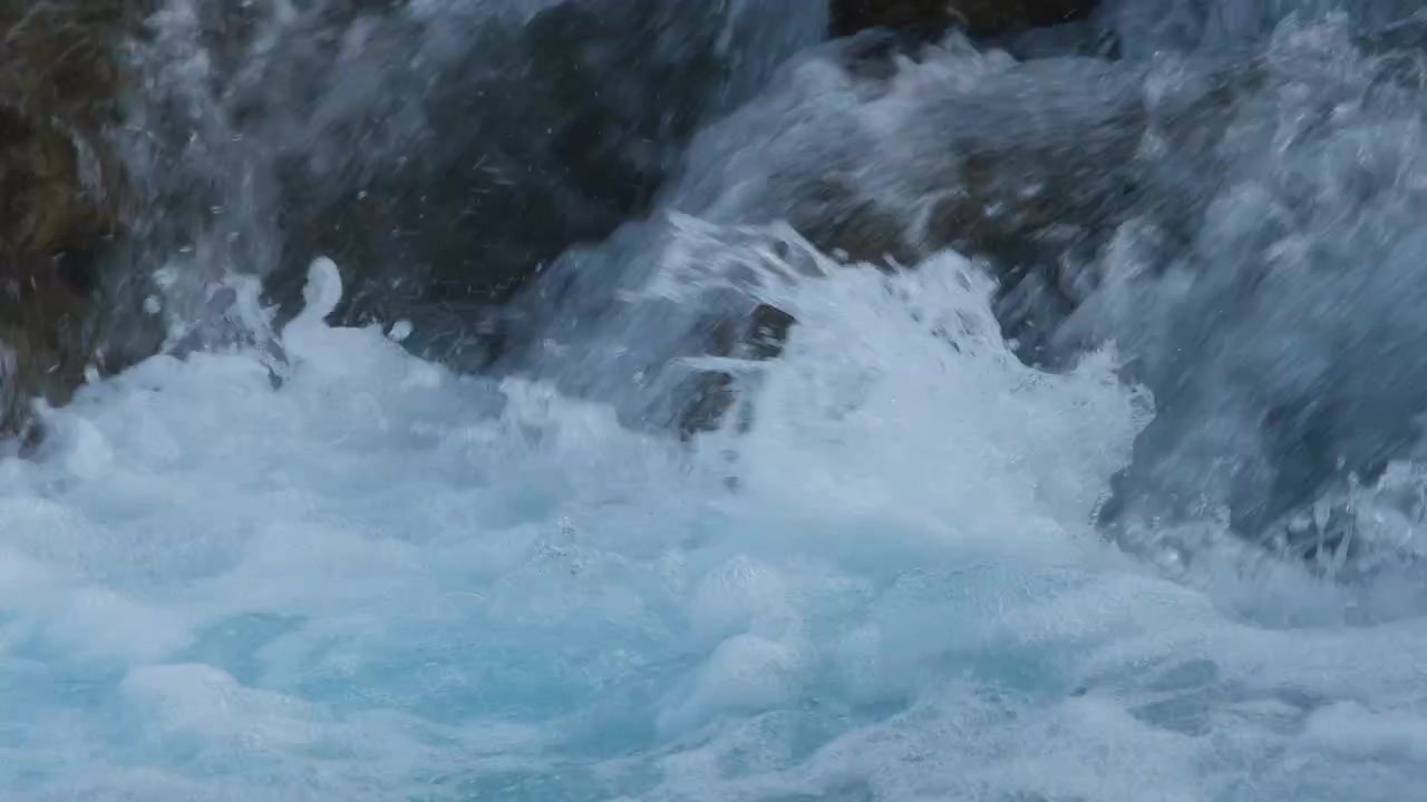 Primo piano di acqua che schizza tra le rocce nel fiume