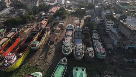 astillero de naufragio junto a una ciudad en asia