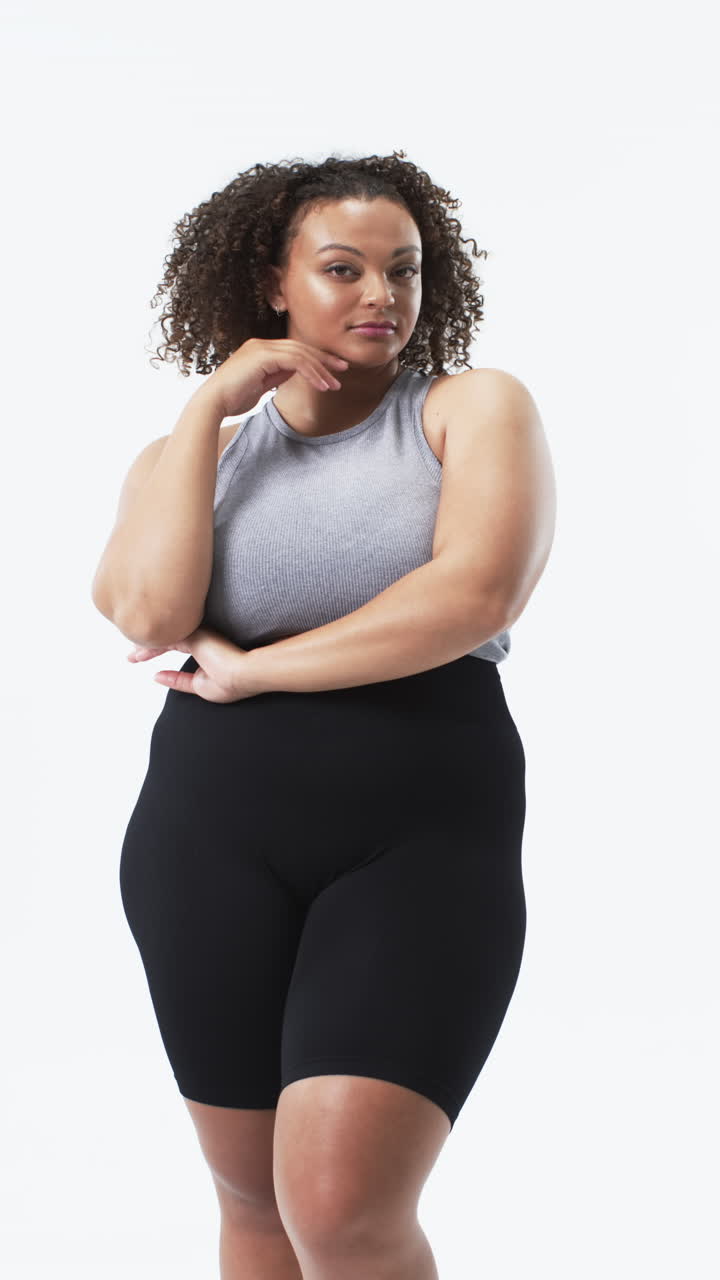 Video verticale: Donna curvy sicura di sé in posa, che abbraccia la positività corporea e l'amore per se stessa