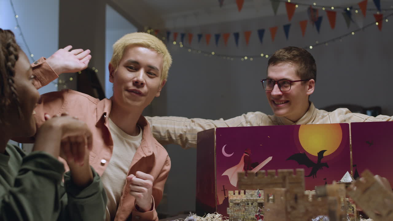 человек рассказывает историю ролевой игры