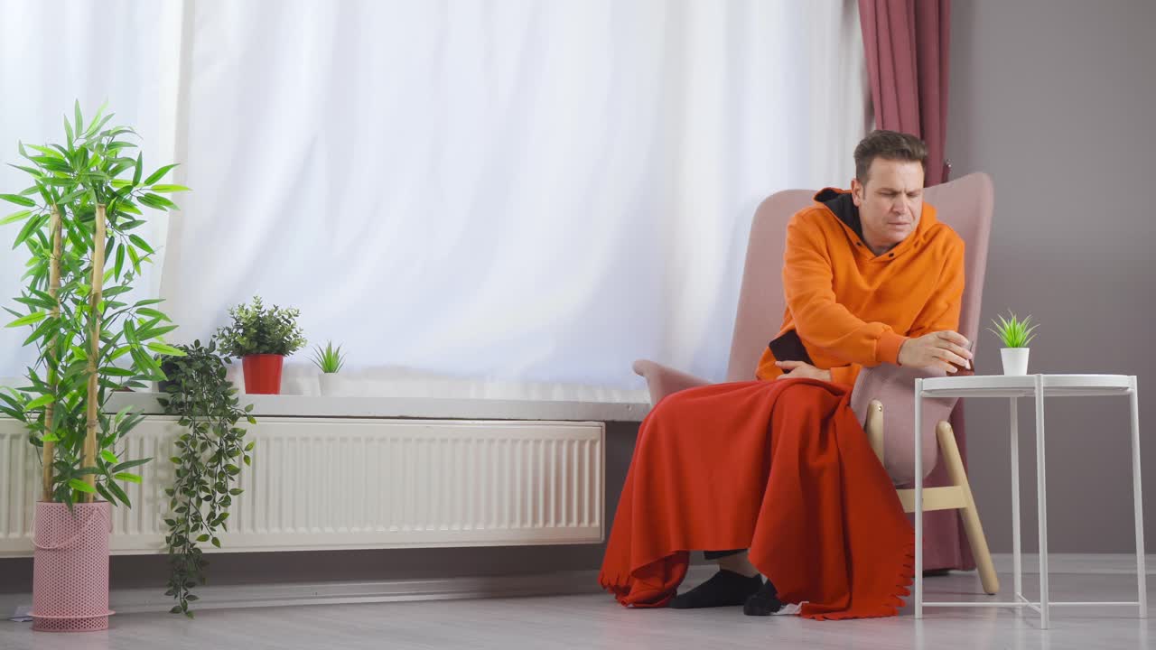 천연 가스 보일러가 불타지 않는 집에서 추워하는 사람.