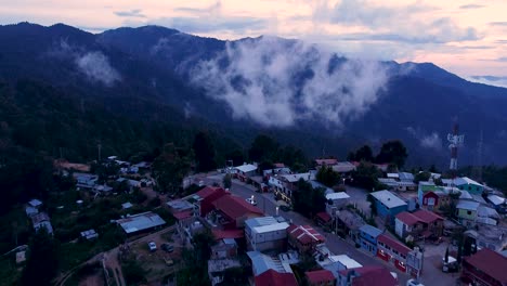 el dron captura el bosque brumoso y la sierra al atardecer en san josé del pacífico de oaxaca.