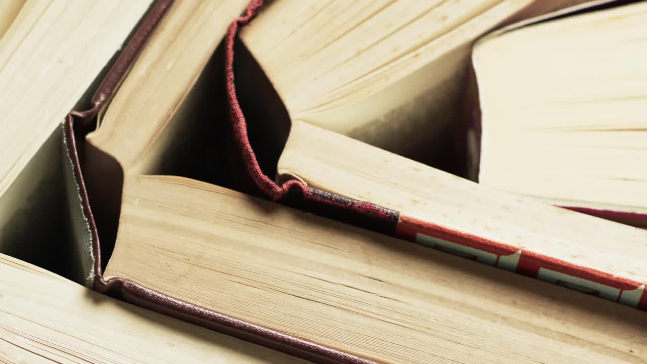 micro de libros y espacio de copia en fondo gris