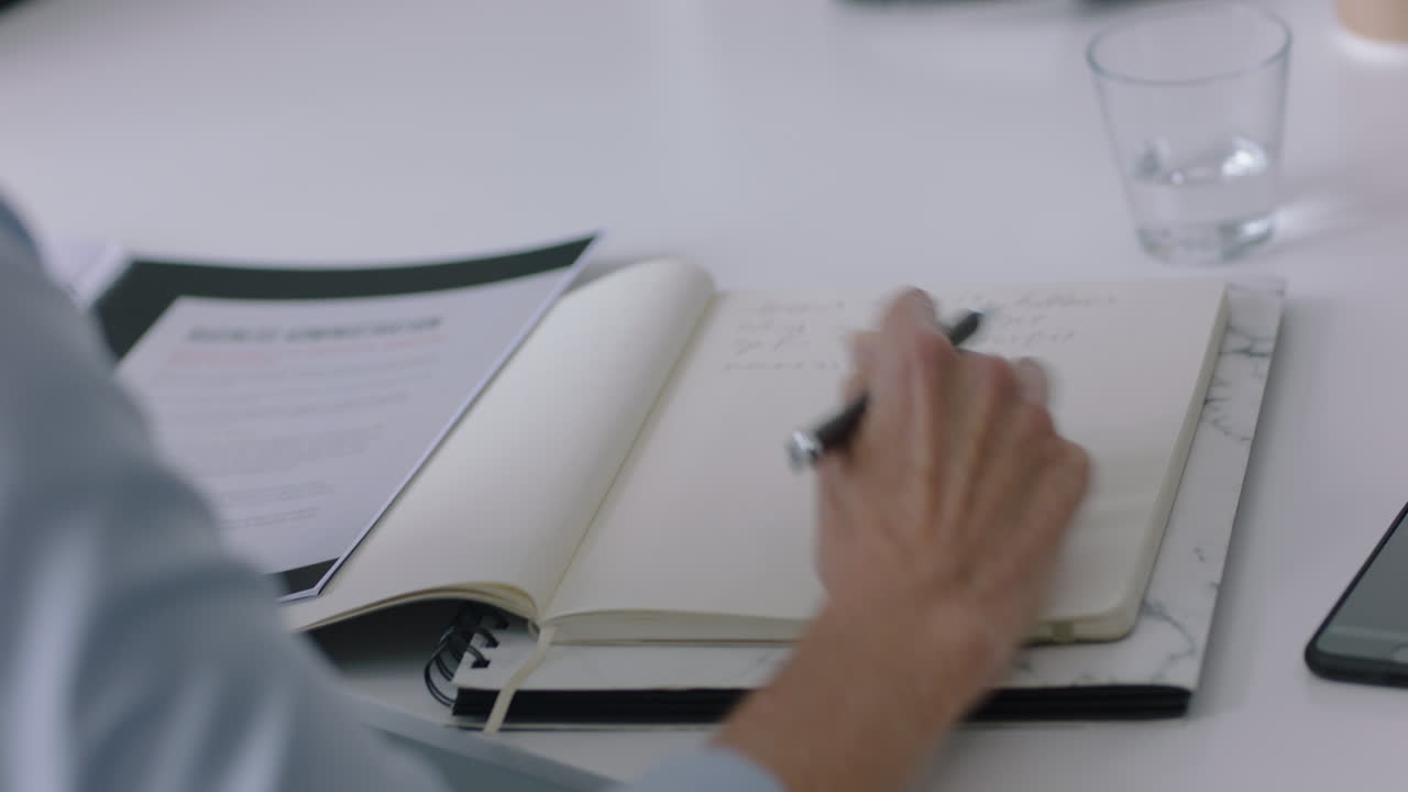 personas de negocios que se reúnen haciendo una lluvia de ideas líder del equipo mujer que usa una tableta presentando una propuesta corporativa en la pantalla colega escribiendo notas trabajando en diversas oficinas