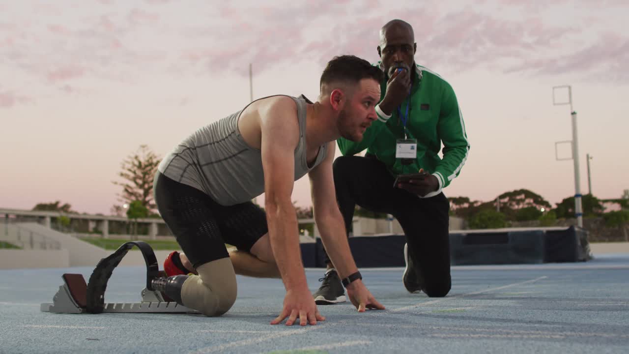 entrenador masculino diverso y atleta discapacitado con entrenamiento de hoja de correr al atardecer
