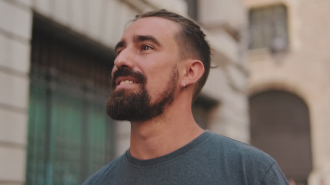 Uomo con barba e capelli raccolti