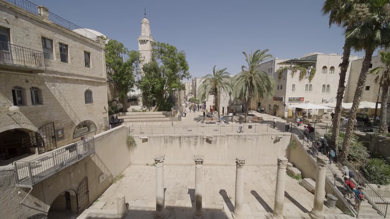 Turisti che salgono le scale alla Sinagoga Chabad - Sinagoga Tzemach Tzedek a Gerusalemme, Israele.