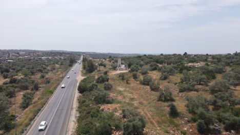 Vista-Aérea-De-Los-Autos-Que-Cruzan-La-Carretera-En-Jerusalén,-Israel