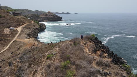 Die-Luftaufnahme-Zeigt-Einen-Fotografen,-Der-Die-Schönheit-Des-Kasap-Strandes-In-Pacitan,-Indonesien,-Einfängt