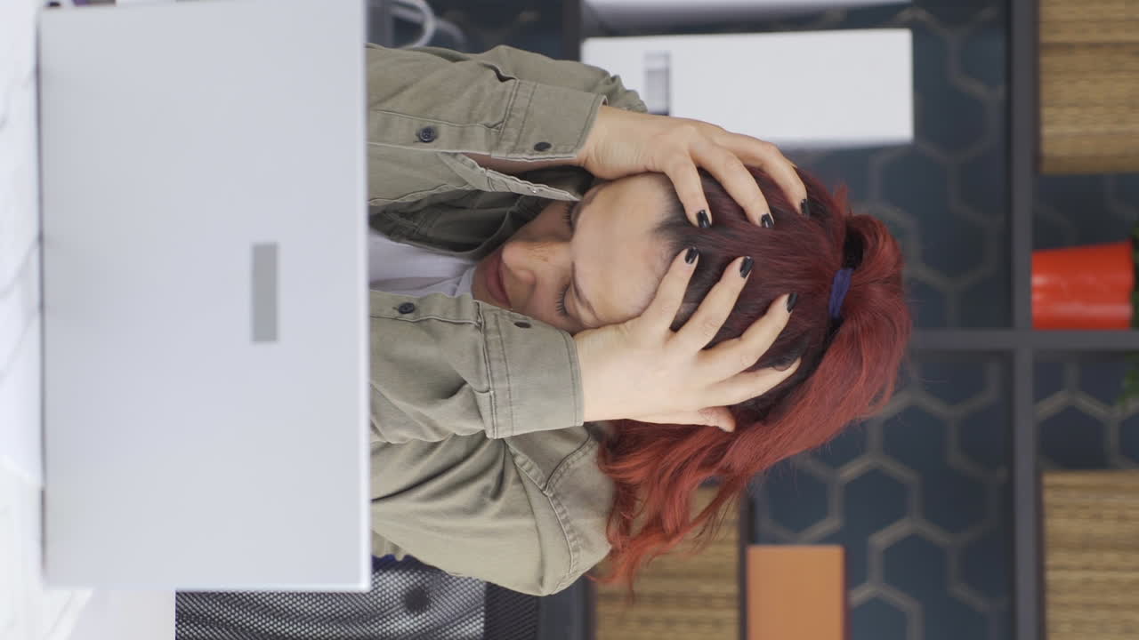 사업가 여성의 수직 비디오가 작아지고 직장에서 우울합니다.