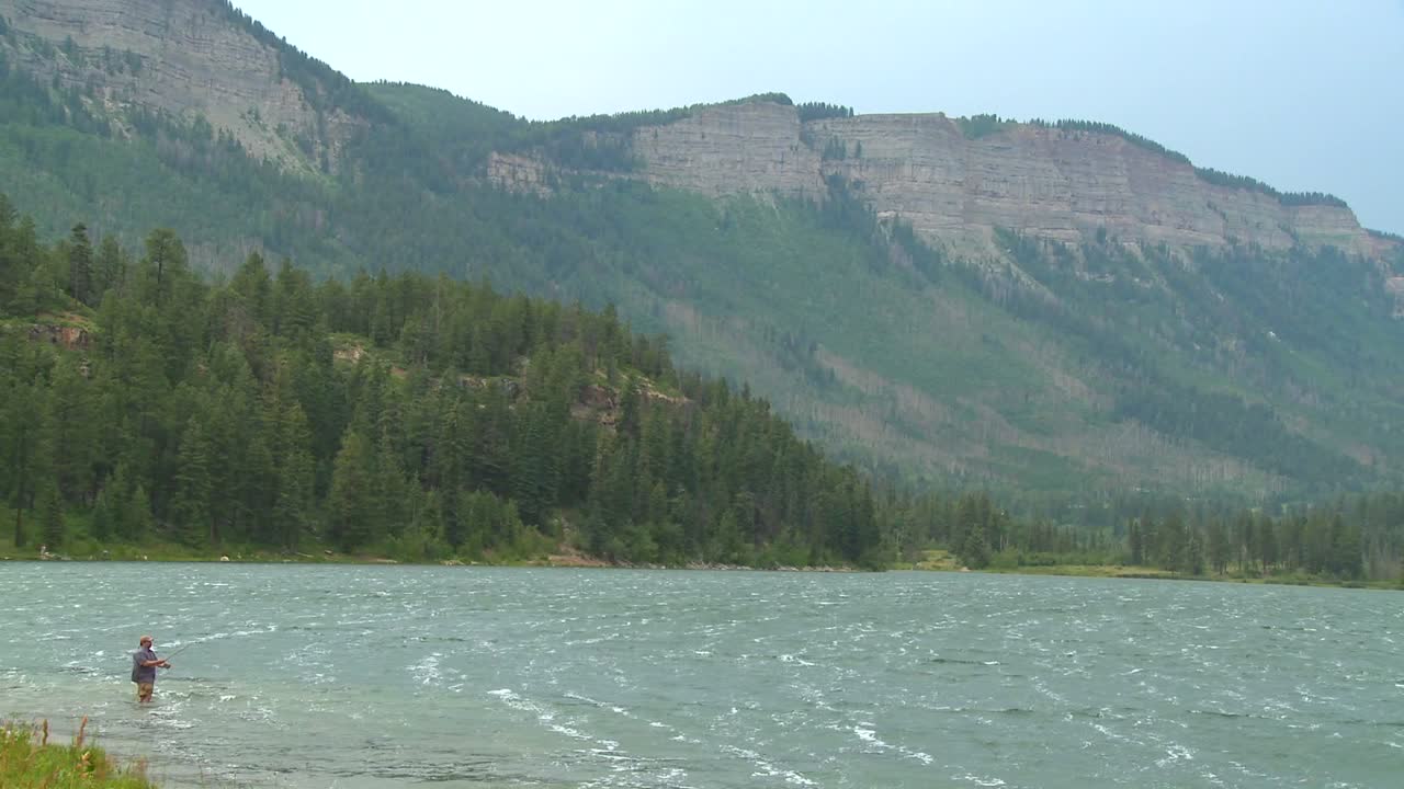 록키 산맥의 산 호수에서 바람 1