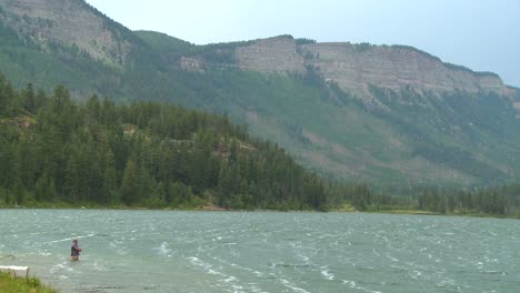 Wind-An-Einem-Bergsee-In-Den-Rocky-Mountains-1