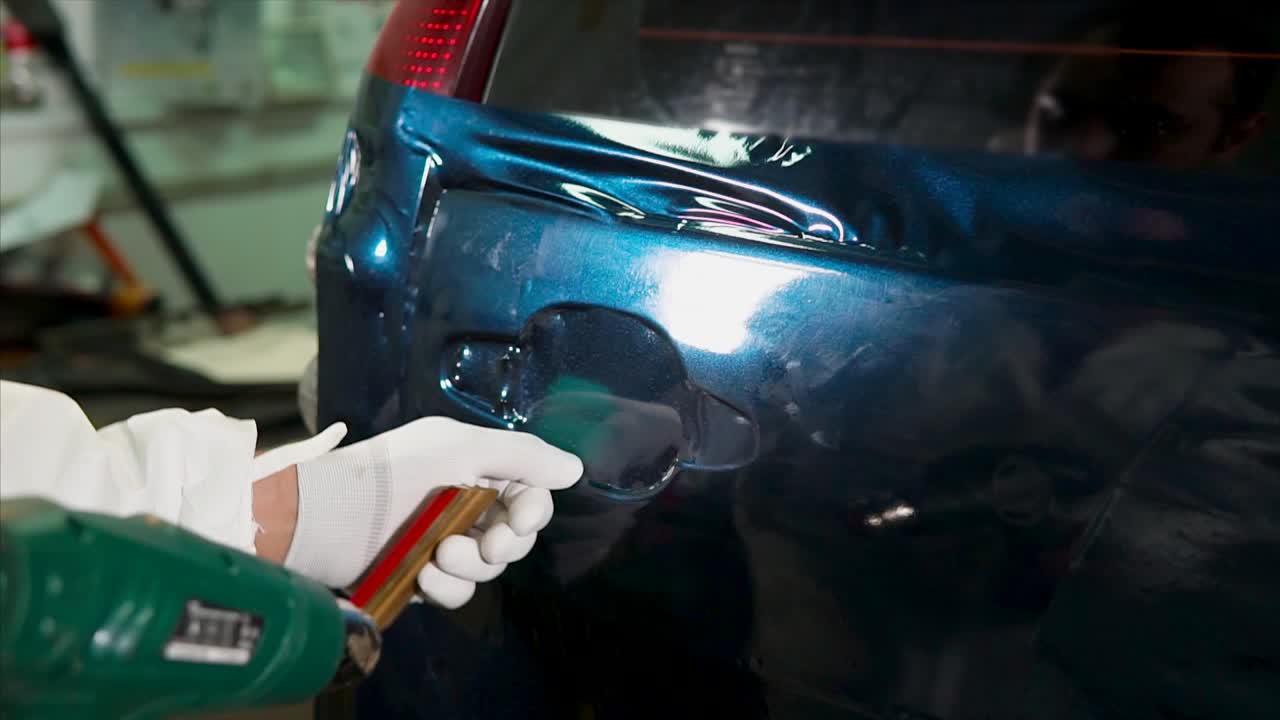 la aplicación de envoltura de vinilo a un coche