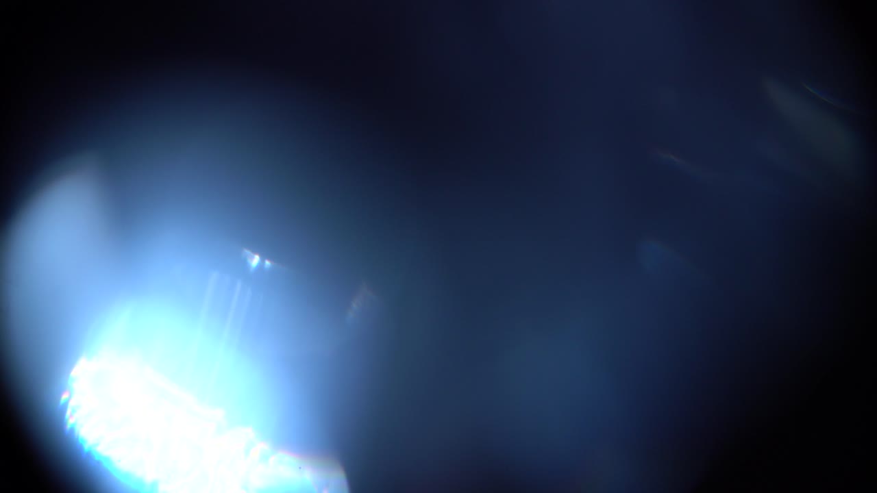 Perdite di luce astratte ed effetti luce lente su sfondo nero