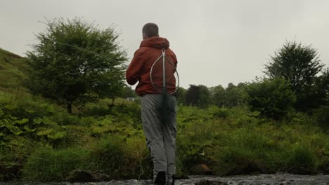 Toma-Manual-De-Un-Pescador-Con-Mosca-Lanzando-A-Un-Río-En-Escocia.