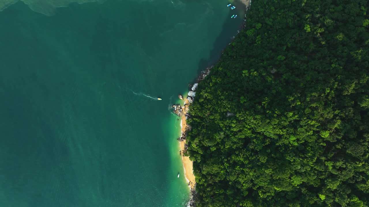 멕시코 푸에르토 발라르타 의 콜로미토스 해변 과 열대 우림 위 에서 찍은 공중 사진