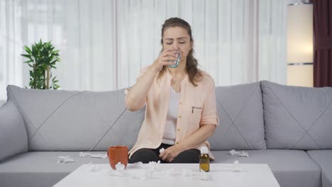 la mujer que consume agua.