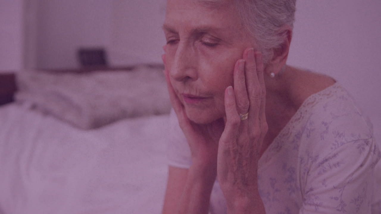 animación de textura gris moviéndose sobre una mujer caucásica anciana devastada