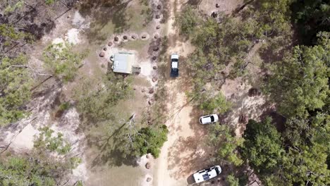 antena sobre la entrada del aparcamiento a emerald creek falls en cairns siguiendo el coche