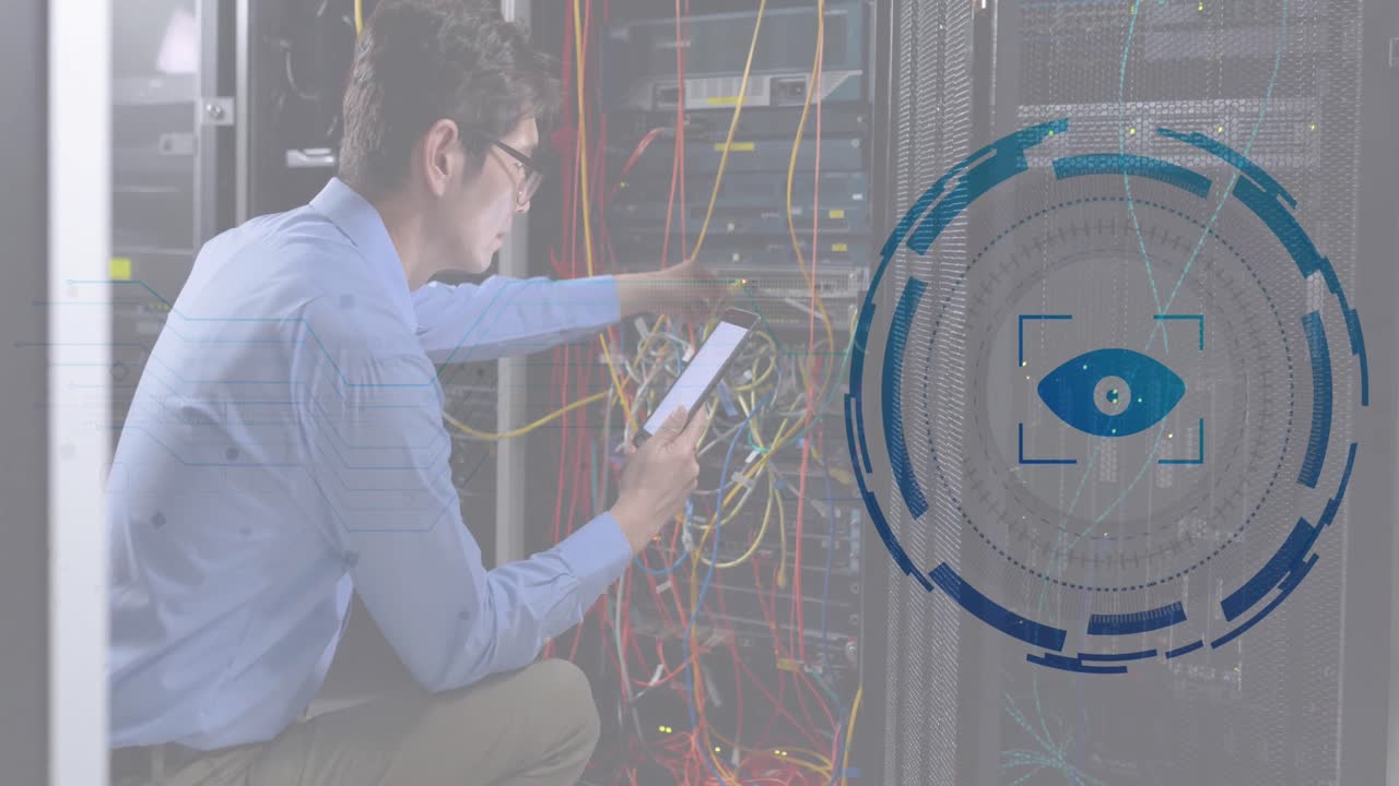 animación retina escáner redondo contra ingeniero masculino asiático usando tableta digital en la sala de servidores