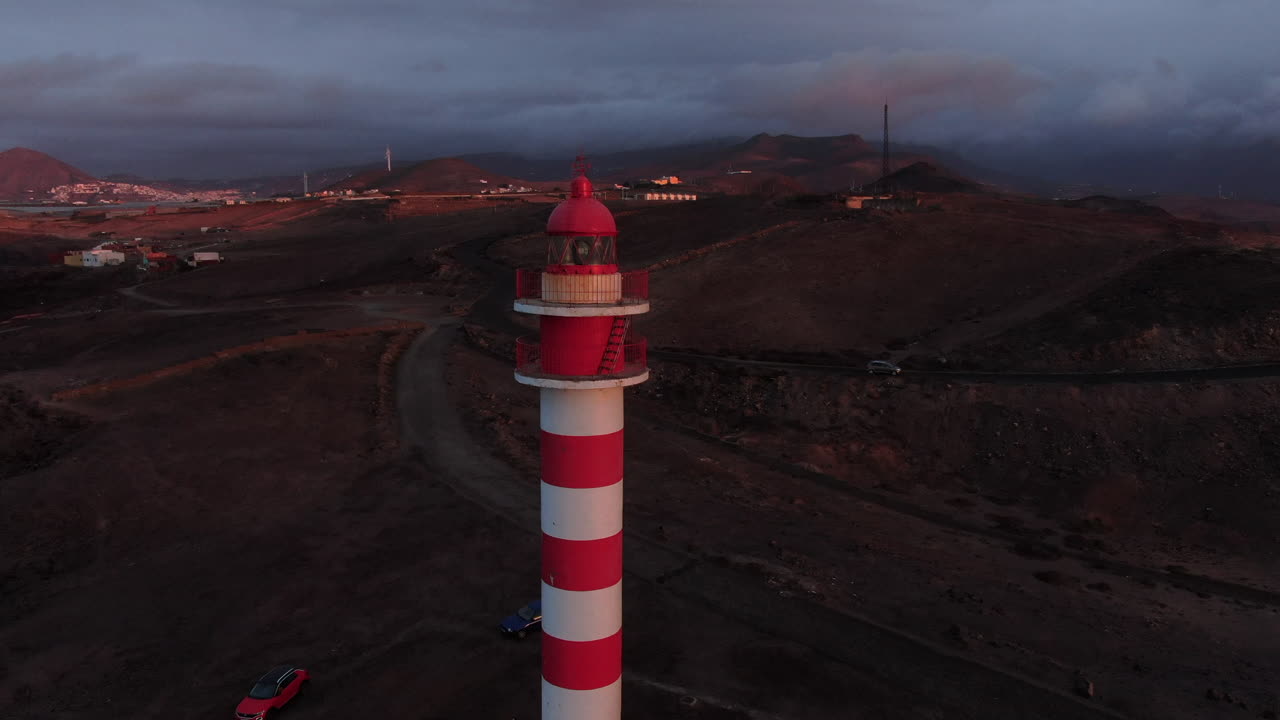 toma aérea de la torre del faro en gran canarias, las islas españolas