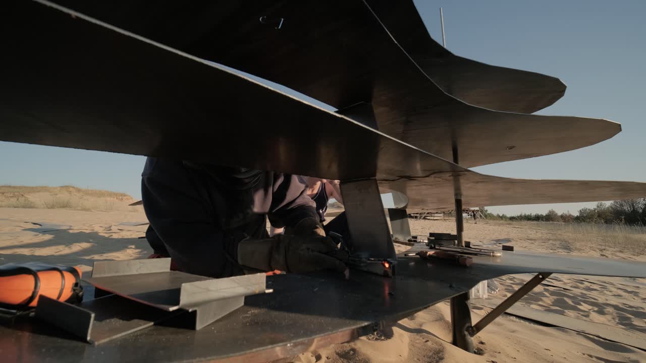 la preparación, el montaje del escenario para el concierto