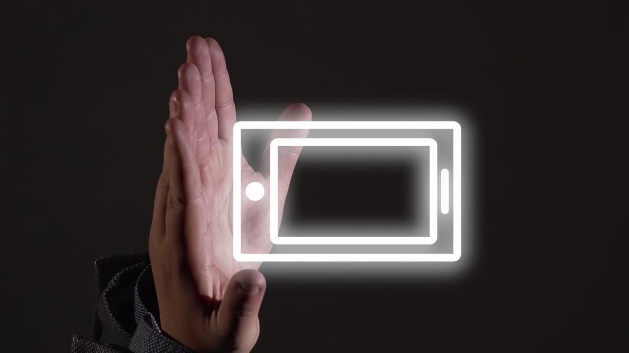 video vertical revela manos que muestran gráficos de teléfonos inteligentes para comunicación móvil