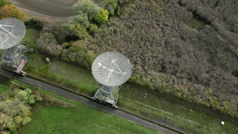 vista de la órbita aérea mullard radio observatory array de telescopios mrao en la campiña de cambridge