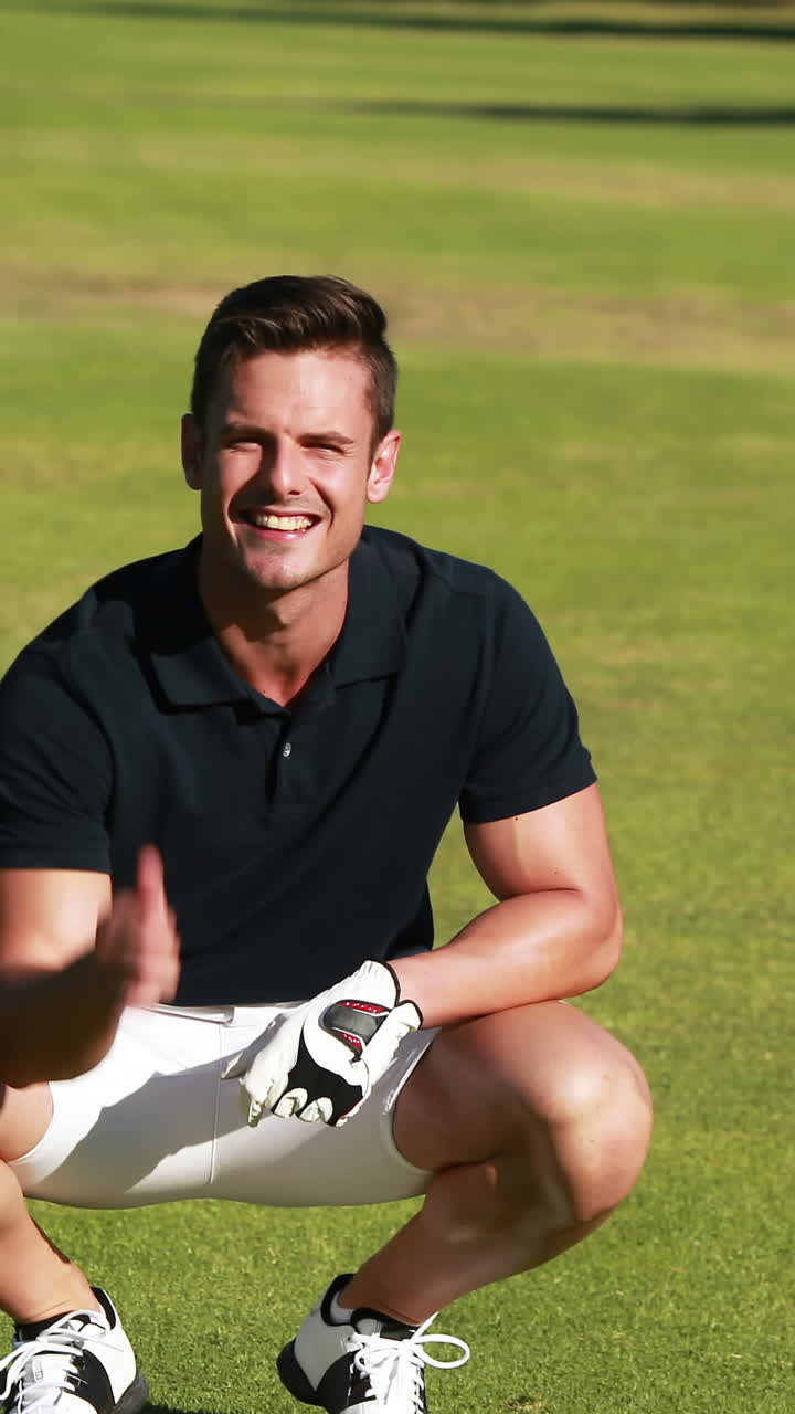 Giocatore di golf che dispone palla da golf sul tee