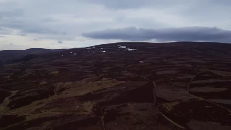 An-Einem-Bewölkten-Tag-Hoch-über-Den-Schottischen-Highlands-Fliegen-Mit-Atemberaubendem-Blick-Auf-Die-Majestätischen-Seen-Im-Hintergrund