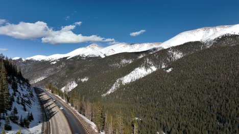 Camino-A-Lo-Largo-De-Montañas-Nevadas-En-Colorado