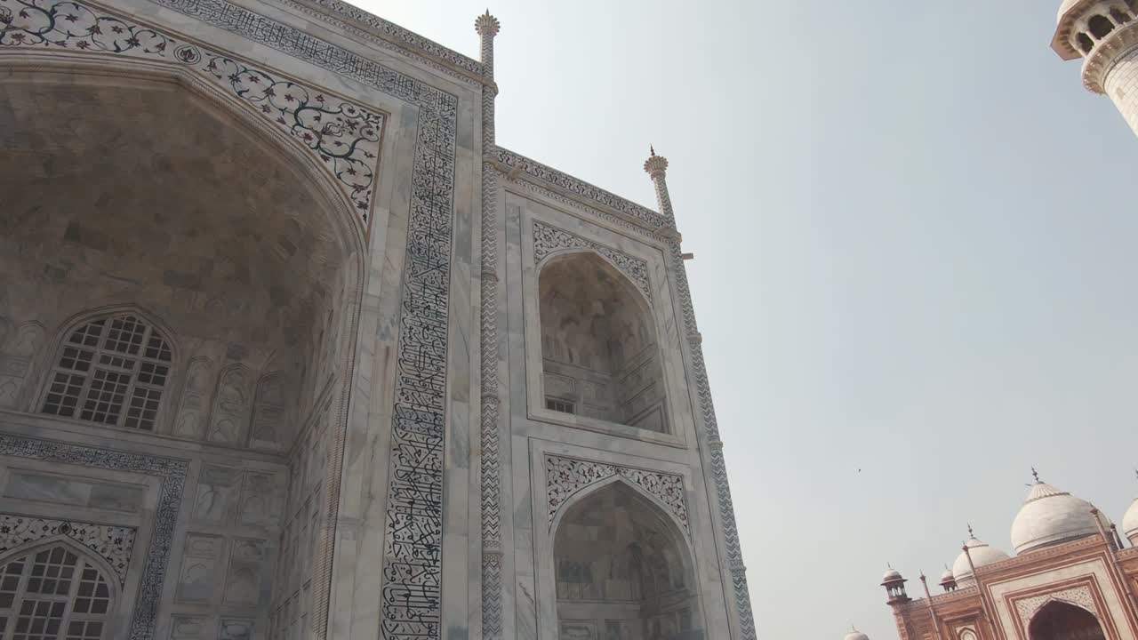 vista desde el minarete hasta el taj mahal abstracto decorado entrada grandiosa - pan bajo ángulo amplia toma