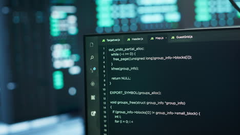 Primer-Plano-Del-Código-Que-Se-Ejecuta-En-La-Pantalla-Del-PC-En-Un-Centro-De-Datos-De-Alta-Tecnología