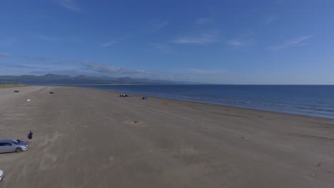 Ein-Schöner-Tag-An-Einem-Schwarzen-Felsensandstrand-In-Nordwales